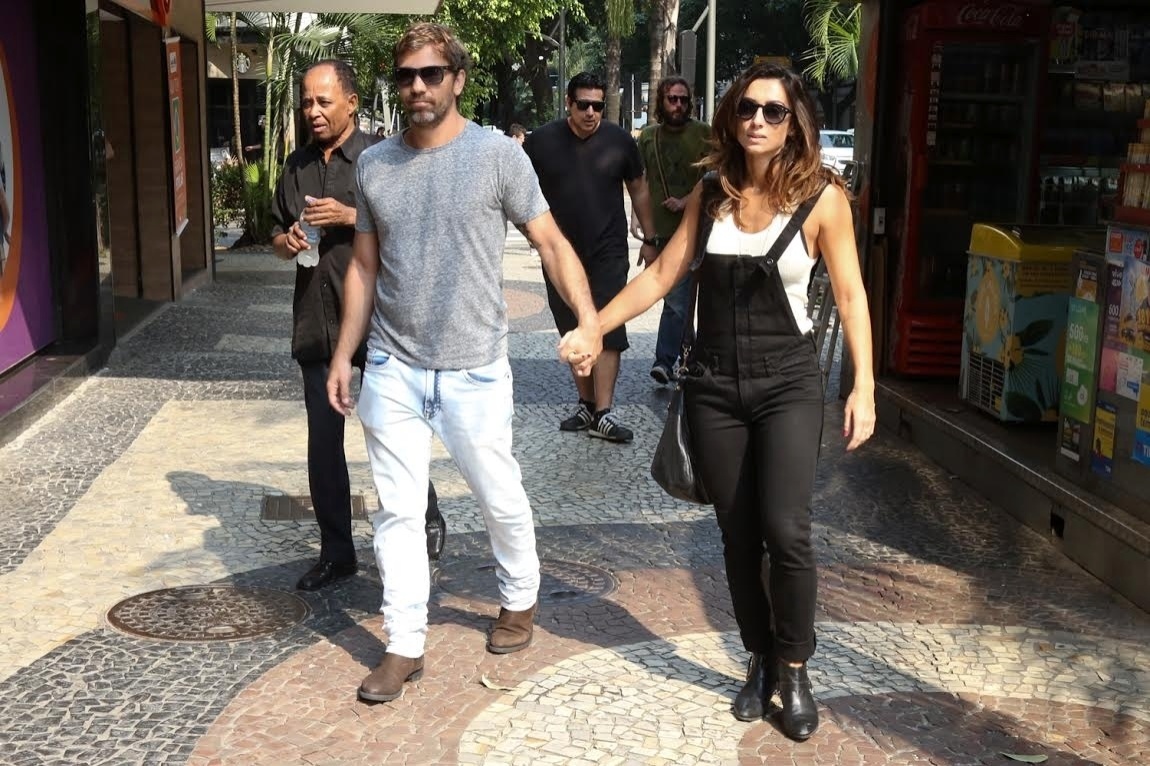 15.set.2016- Marcelo Faria e a mulher Camila Lucciola chegam para o velório do ator Duda Ribeiro, que morreu na quarta-feira de complicações de um câncer - Roberto Filho/Brazil News