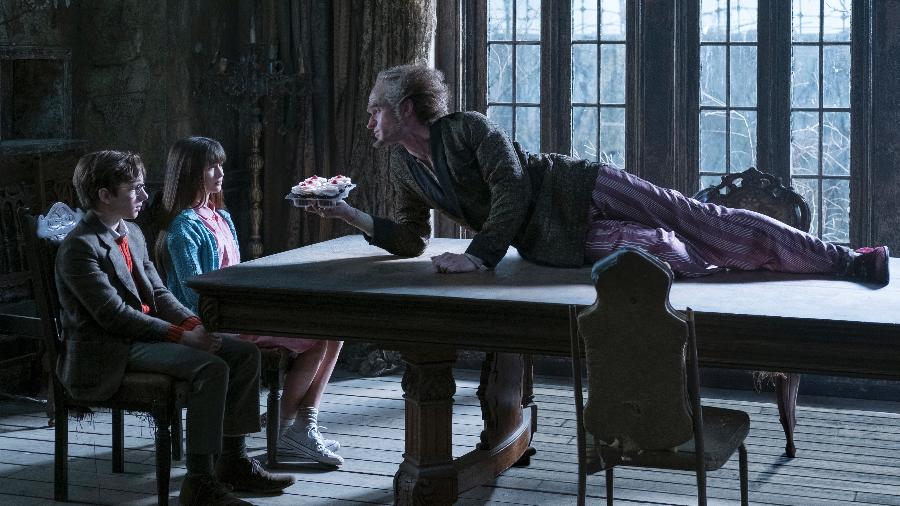 Os órfãos Violet (Malina Weissman) e Klaus (Louis Hynes) aparecem com o Conde Olaf (Neil Patrick Harris) em cena de "Desventuras em Série" - Netflix/Divulgação