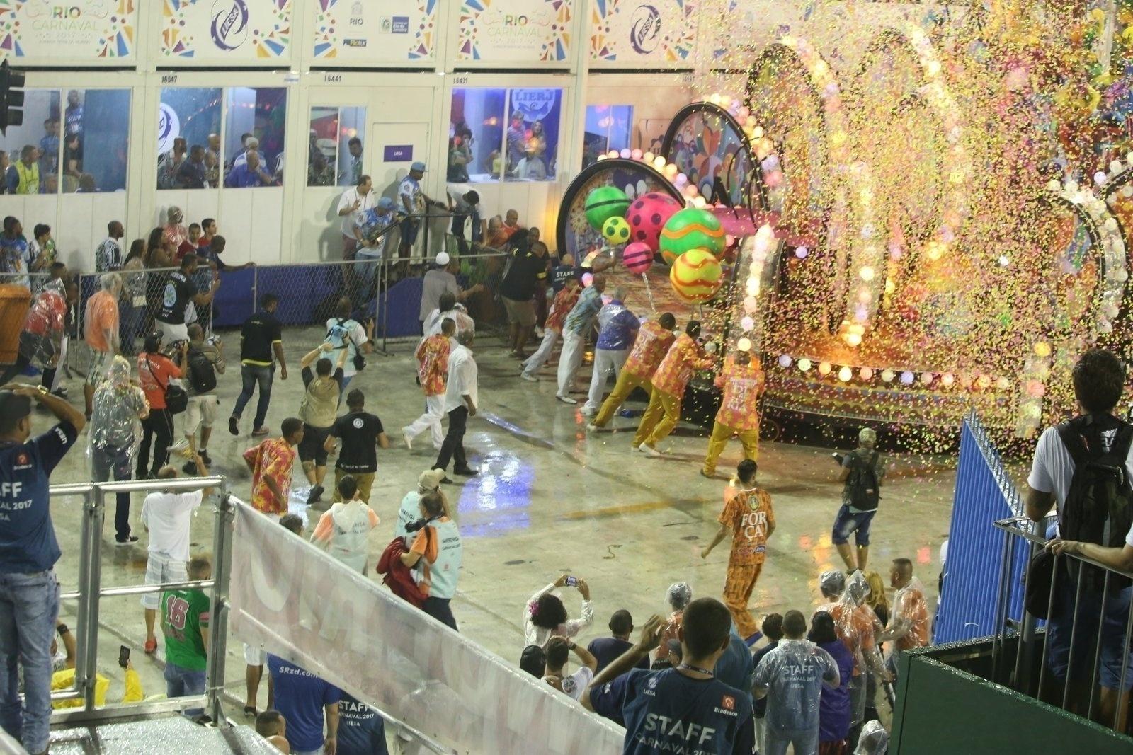 Integrantes da Paraíso do Tuiuti tentam controlar o carro alegórico da escola que, desgovernado, provocou um acidente na avenida deixando feridos - AgNews