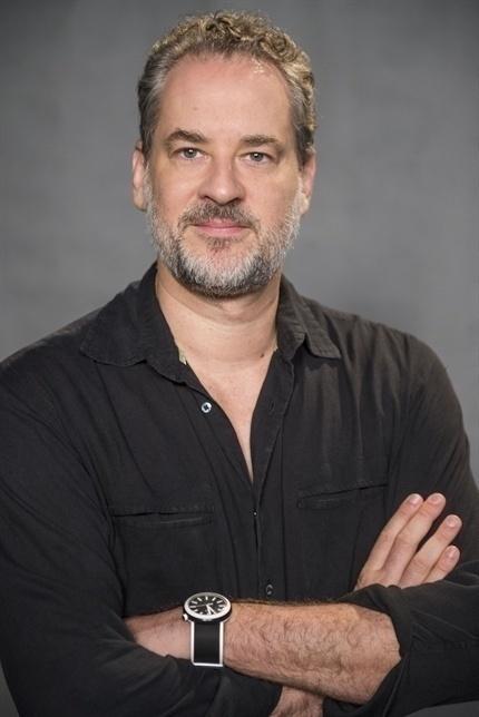 Eugênio Garcia (Dan Stulbach) - Ocupa a diretoria da empresa de alimentos C.Garcia junto com o irmão Eurico (Humberto Martins), mas sonha montar seu escritório de advocacia. Sério, bonitão, cavalheiro, aquele tipo de homem que costuma ser apontado como marido modelo. É casado com Joyce (Maria Fernanda Cândido) e pai de Ruy (Fiuk) e Ivana (Carol Duarte) - Mauricio Fidalgo/TV Globo