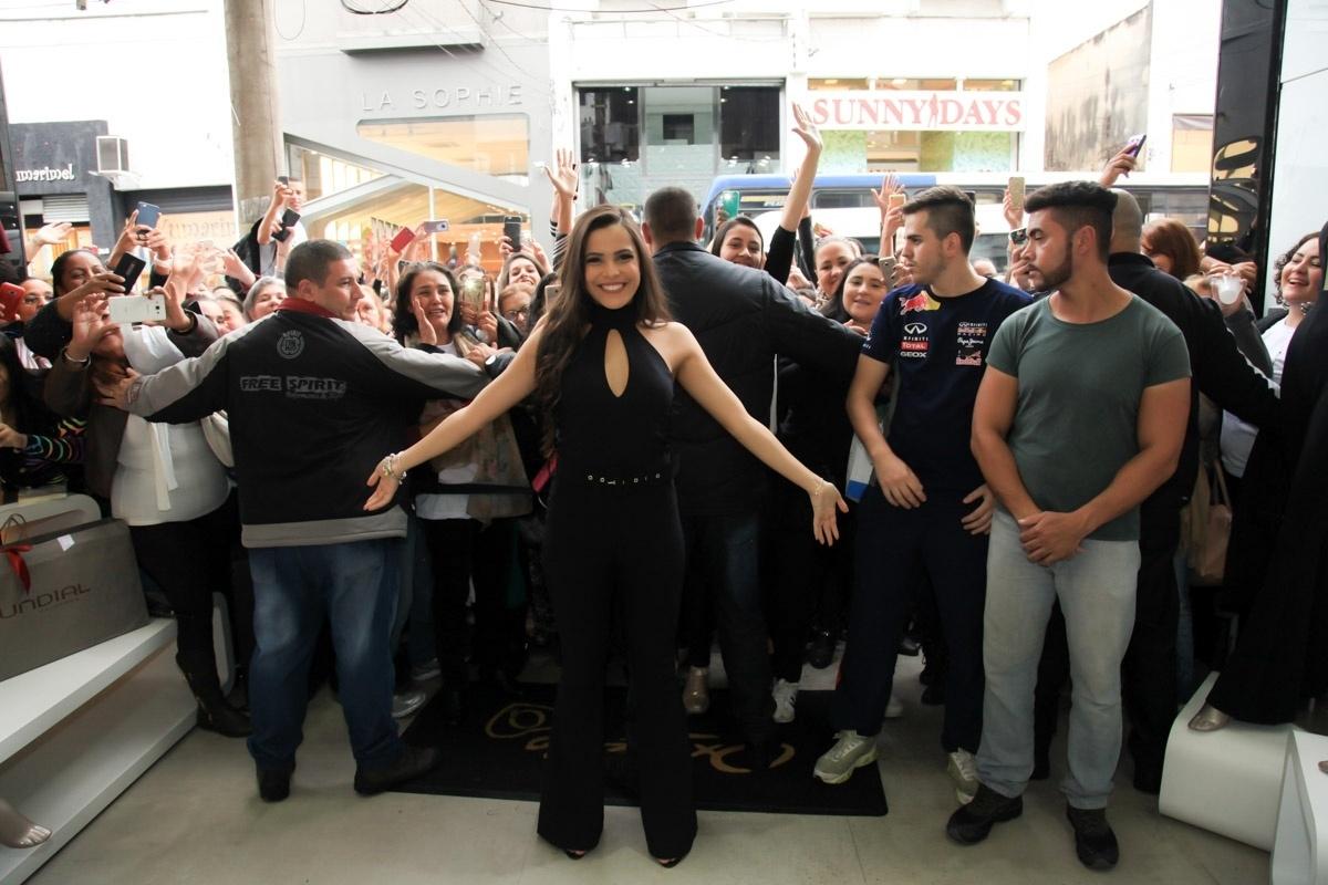 Vencedora do "BBB17", Emilly Araújo causou alvoroço durante a inauguração de uma loja popular de roupas no bairro do Brás, centro de São Paulo, nesta terça-feira (6). Ela quase não conseguiu entrar no local por causa da multidão que tentou tocá-la. Protegida por seguranças, a ex-sister tirou selfies com os fãs - Marcos Ribas/Brazil News