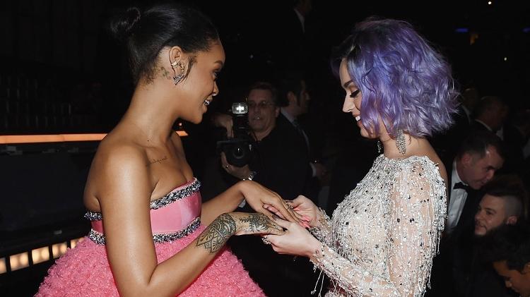 Rihanna e Katy Perry se encontram na entrega do Grammy, em 2015, na California - Getty Images - Getty Images