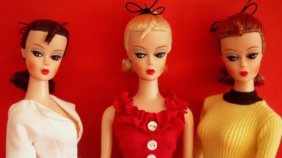 Na imagem, versões diferentes da boneca alemã Bild Lilli, que inspirou diretamente o modelo da boneca Barbie - Reprodução