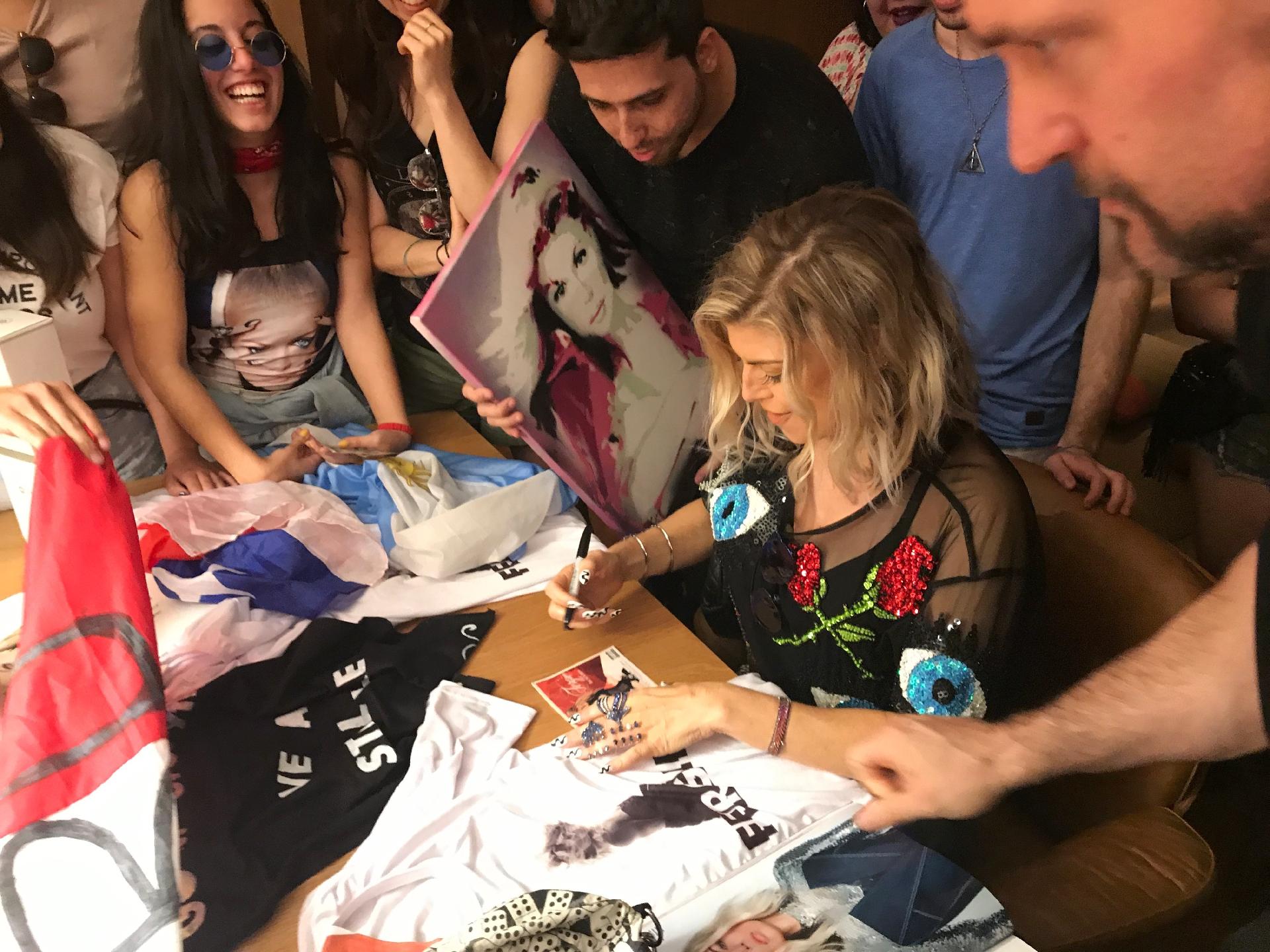 Fergie atende fãs brasileiros em meet & greet em no hotel em que ela está hospedada no Rio. A cantora se apresenta no Rock in Rio no sábado, depois de Shawn Mendes e antes de Maroon 5 - AgNews