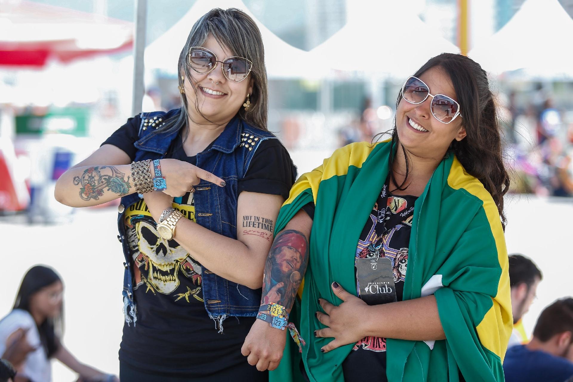 Yasmine Paes tem Axl Rose tatuado no braço (esq) e a amiga Karla Evelize - Marco Antonio Teixeira/UOL