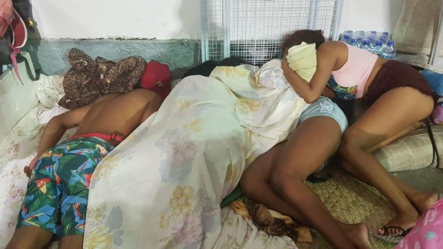 Família de Feira de Santana dorme em colchonetes na rua para proteger barraca em Salvador - Gilvan Marques / UOL
