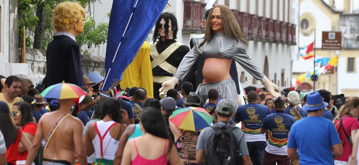 Os bonecos de Ivete Sangalo grávida, Michael Jackson e Donald Trump durante encontro dos Bonecos Gigantes em Olinda (PE) -  Marlon Costa/Futura Press/Folhapress
