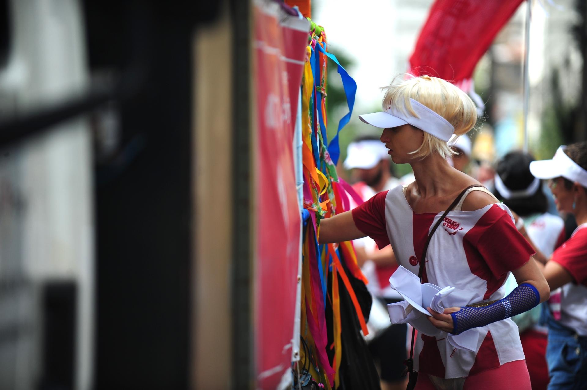 Bloco Desliga e Vem leva o pagode dos anos 1990 às ruas do bairro de Pinheiros, em São Paulo, neste sábado (17) - Junior Lago/UOL
