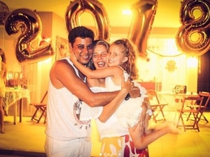 Debby Lagranha comemora com o marido e a filha - Reprodução/Instagram - Reprodução/Instagram