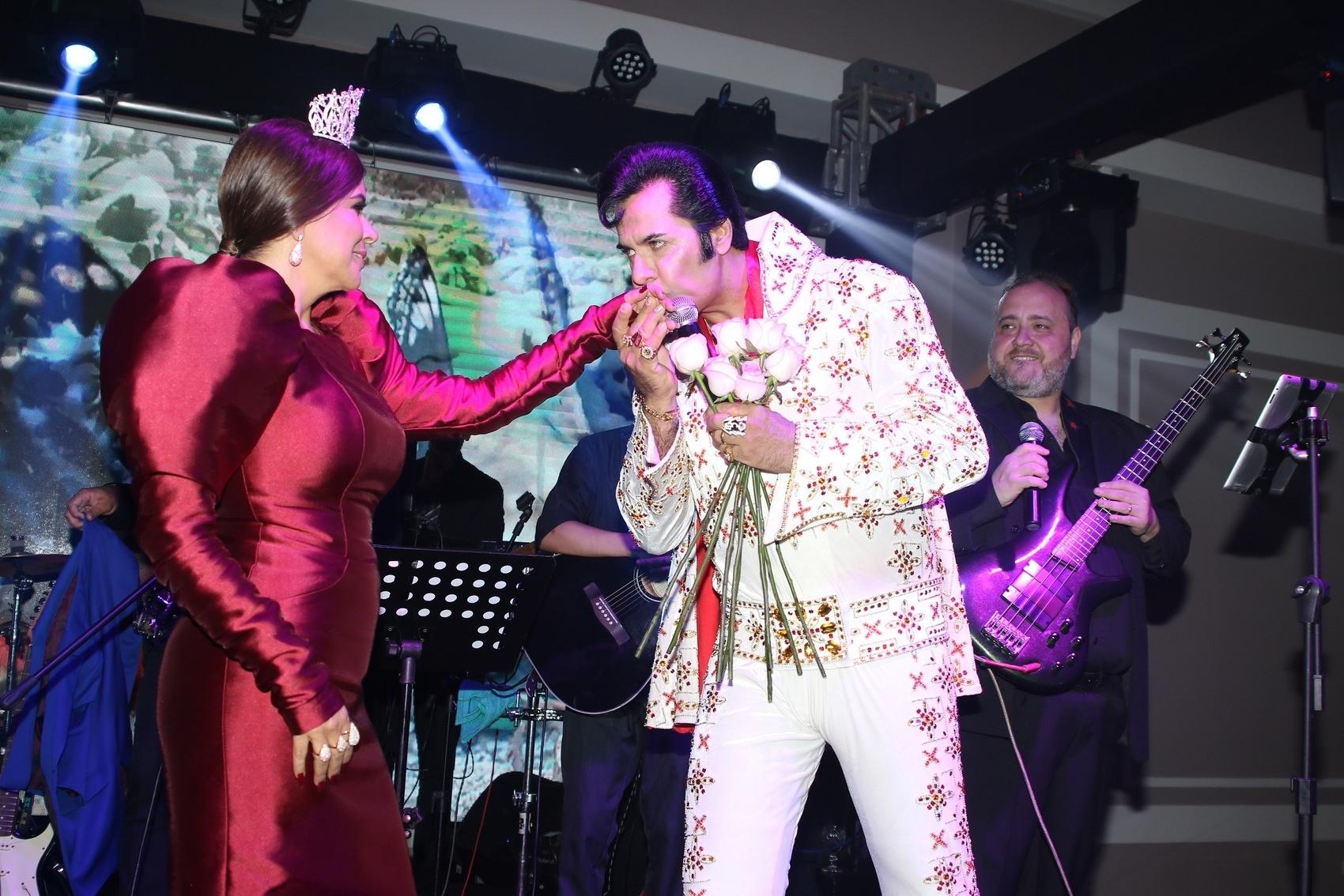 Mara recebe sósia de Elvis Presley em seu aniversário, em São Paulo - Thiago Duran/AgNews