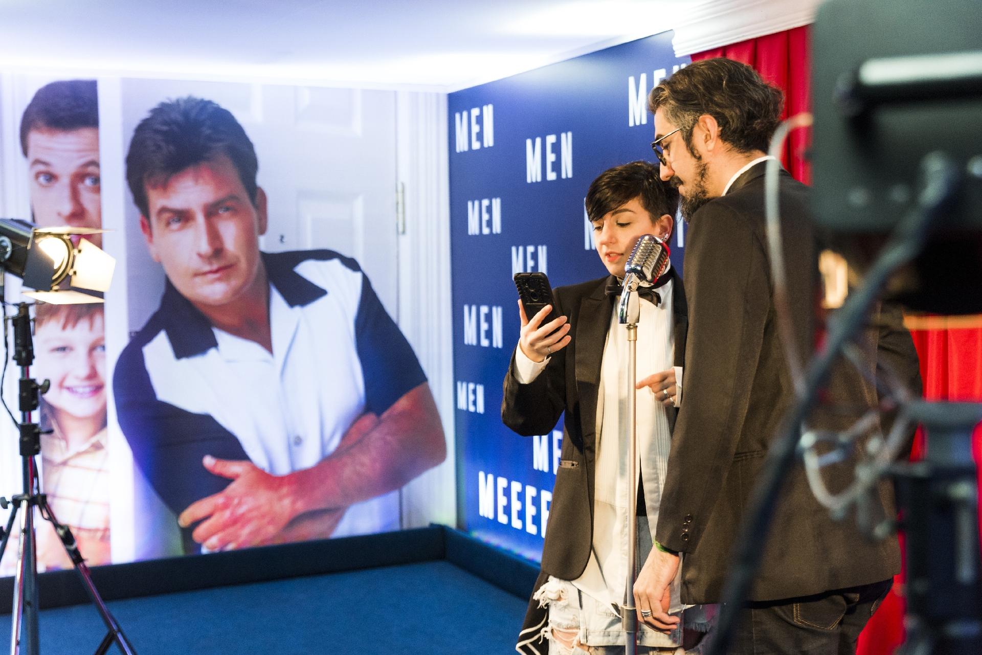 Na Casa Warner, atração do Warner Channel em São Paulo, fãs podem recriar a abertura de "Two and a Half Men" - Rafael Roncato/UOL