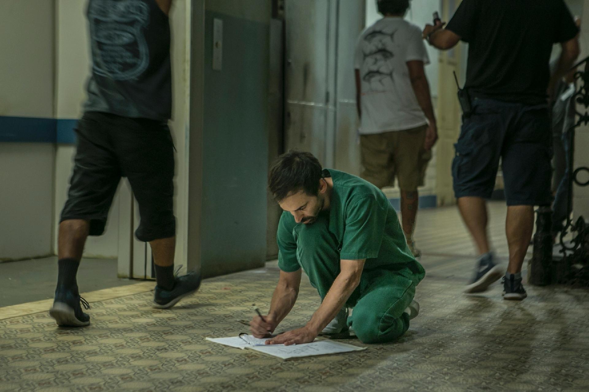 O ator em cena da próxima temporada de "Sob Pressão" - Globo / Raquel Cunha