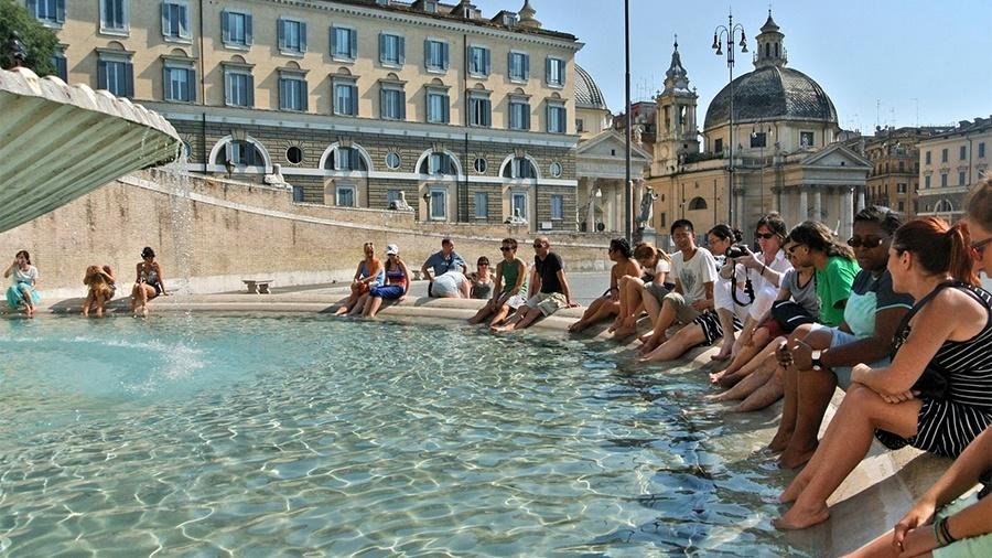 Pessoas reunidas em fonte da praça Navona, em Roma, na Itália - Andreas Solaro/AFP