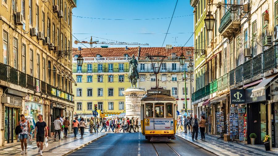 Rua no bairro do Cais do Sodré, em Lisboa, Portugal  - Starcevic/Getty Images