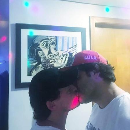 Matheus Nachtergaele beija Bruno Blanco Arámburu - Reprodução/Instagram