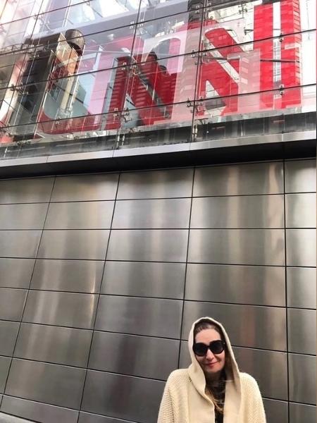 Sonia Abrão posa em frente à CNN - Reprodução/Instagram
