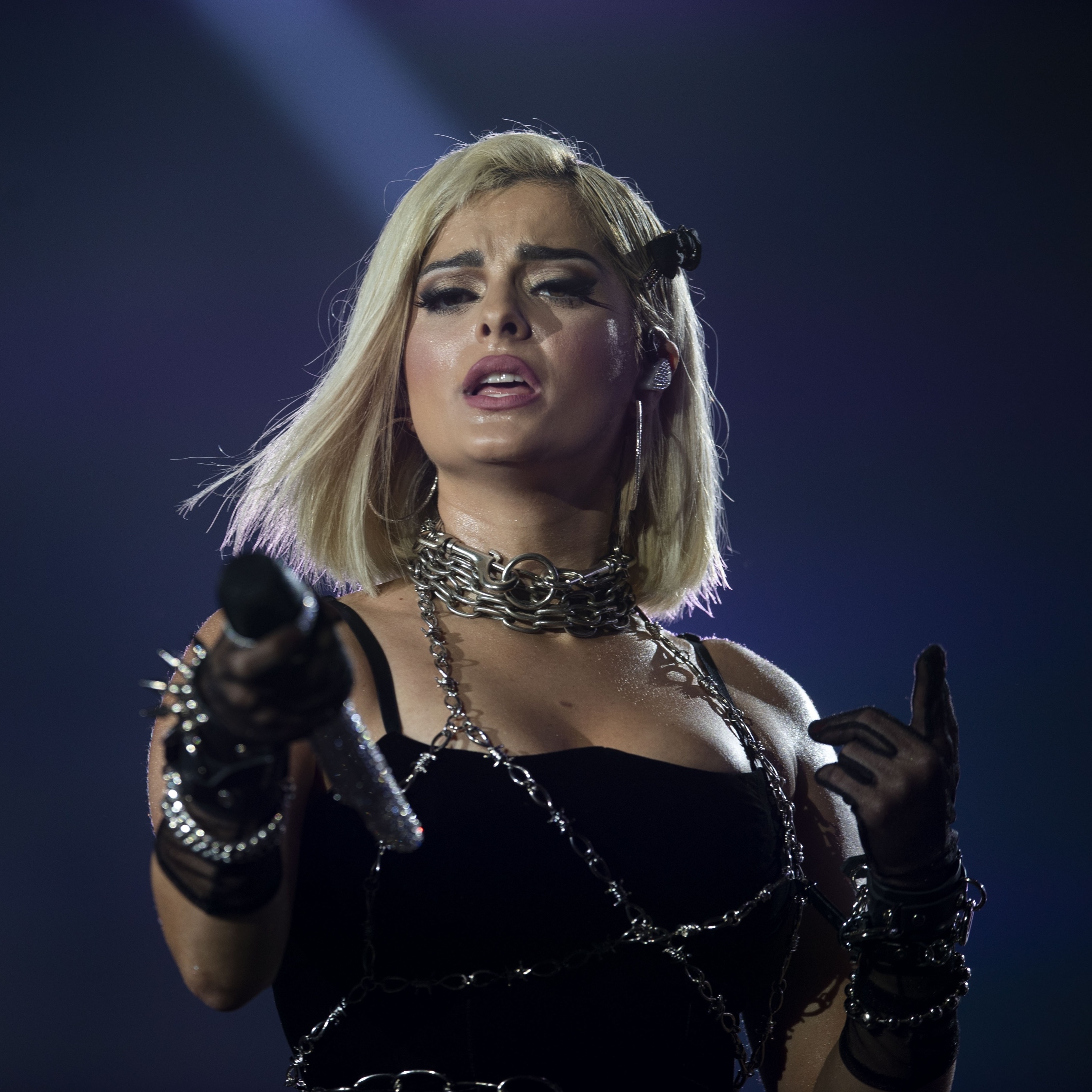 Rock In Rio Bebe Rexha Leva Fas Ao Palco Tropeca E Samba Com Passistas 27 09 19 Uol Entretenimento