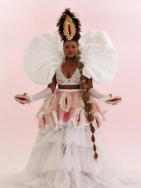 Gaby Amarantos posa com vestido decorado de figuras de órgãos sexuais femininos - Reprodução/Instagram