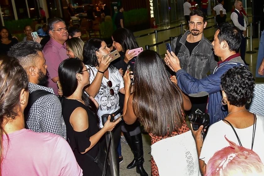 Kevin, dos Backstreet Boys, atende fãs no aeroporto de Guarulhos - Marcello Sá Barretto/AgNews