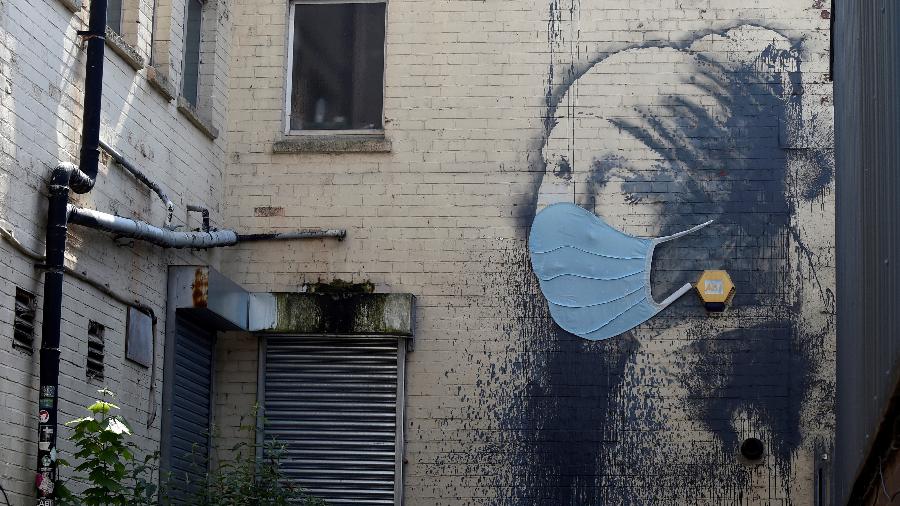 Obra de Banksy em prédio de Bristol, na Inglaterra -  REUTERS/Rebecca Naden