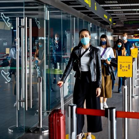 Viajantes de máscara em um aeroporto do Reino Unido - Getty Images