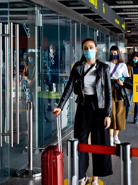 Viajantes de máscara no aeroporto do Reino Unido - Getty Images