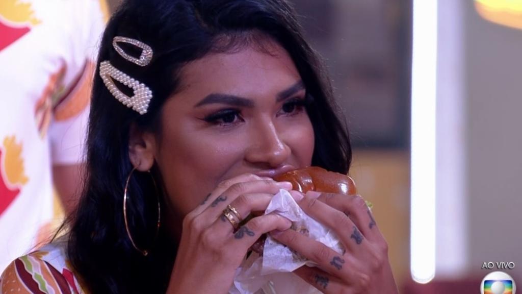 BBB 21: Pocah aproveita hambúrguer na festa - Colaboração para o UOL, em São Paulo