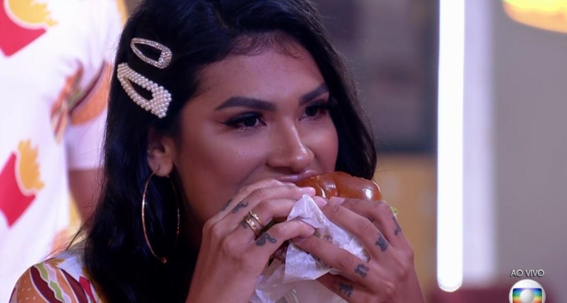 BBB 21: Pocah aproveita hambúrguer na festa - Colaboração para o UOL, em São Paulo