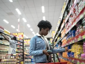 Supermercados em MG criam prateleiras para dar destaque a produtos do RS