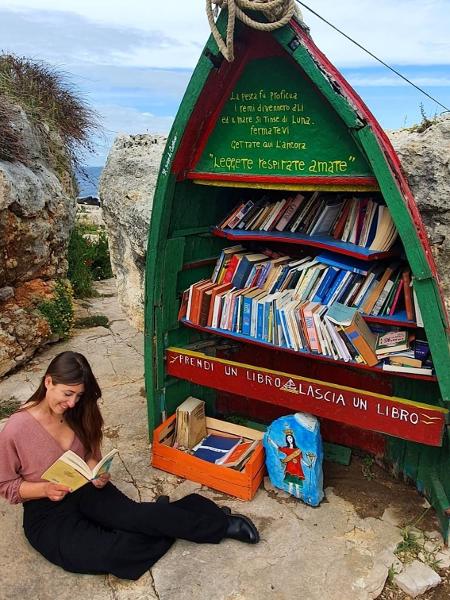 A jornalista Tina Raucci em visita ao barco-biblioteca - Arquivo Pessoal/Tina Raucci - Arquivo Pessoal/Tina Raucci