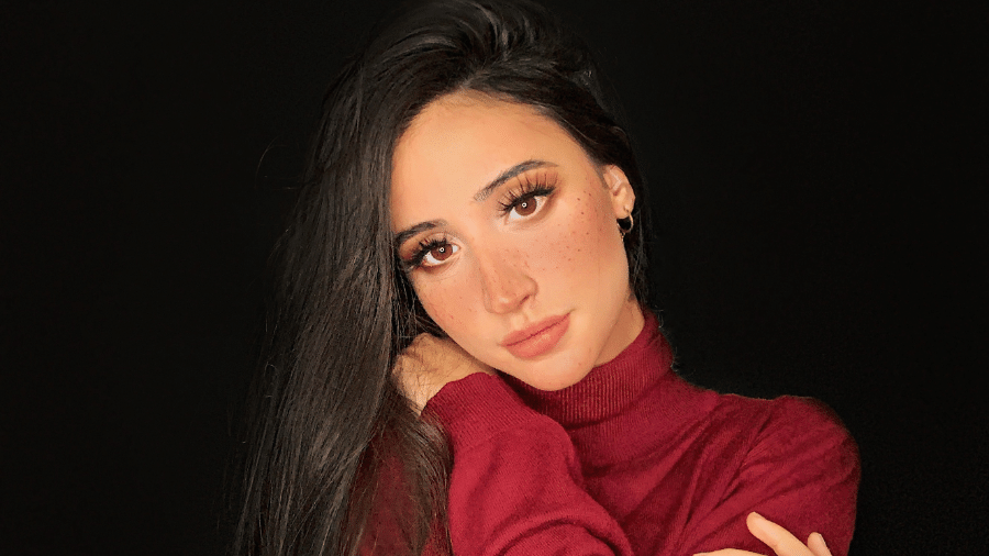 De-fio dental, Mariana Nolasco explana corpaço e enfatiza bumbum