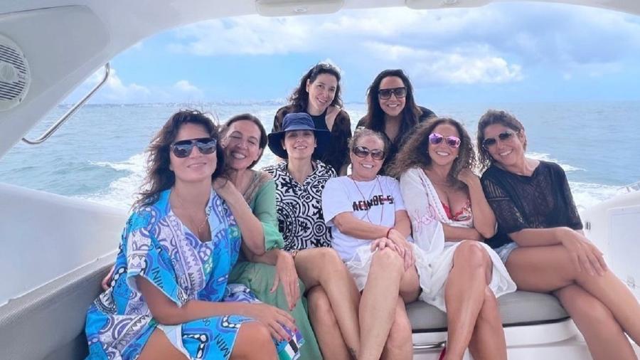 Daniela Mercury ao lado de Ana Carolina em passeio de barco - Reprodução/Instagram