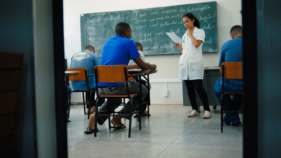 Sala de aula na Apac de São João del Rei em cena do filme "Do amor ninguém foge"
