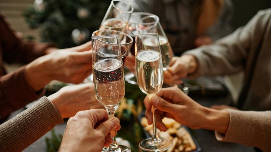 Brinde com espumante é uma tradição no Ano-Novo, e bebida não precisa ser cara para ser boa - iStock