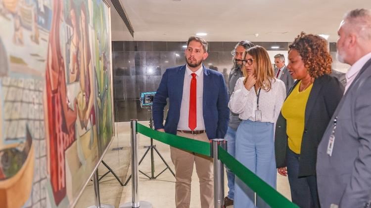 Janja Lula da Silva, Margareth Menezes, Márcio Tavares (secretário-executivo do MinC), Leandro Grass (presidente do Iphan), Andrei Rosenthal Schleed (diretor do Iphan) e Rogério Carvalho (diretor de Curadoria dos Palácios Presidenciais) examinam a obra de Di Cavalcanti - Claudio Kbene - Claudio Kbene