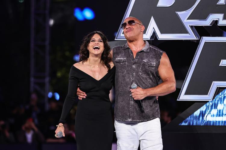'Velozes e Furiosos 10' teve evento especial no México e contou com a presença de Michelle Rodrigues e Vin Diesel