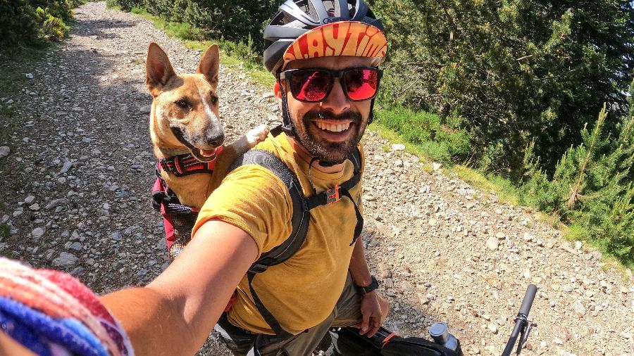 Em passeios de bicicleta, Sergio leva seu fiel amigo Django em uma mochila especial - Sergio Luna