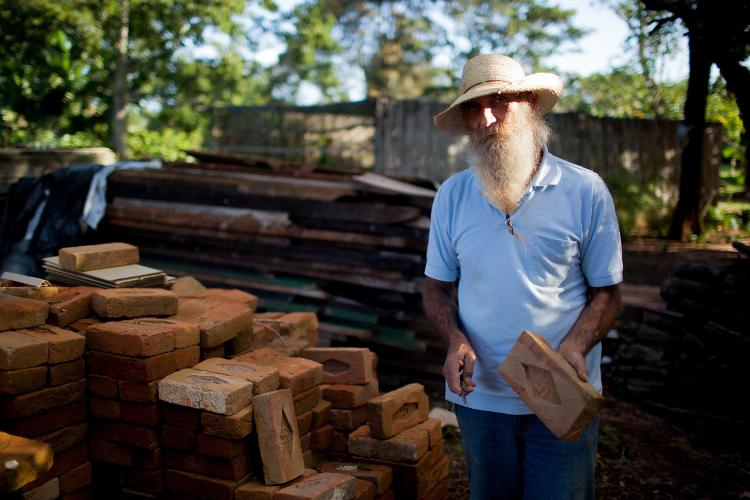  Sr José Ricardo Rosa, 55, conhecido como "Tatão" segurando um tijolo com a suastica nazista. Após herdar a fazenda Cruzeiro do Sul na cidade de Campina do Monte Alegre ele encontrou por acaso tijolos com o sinal nazista usados na construção das dependências da fazenda