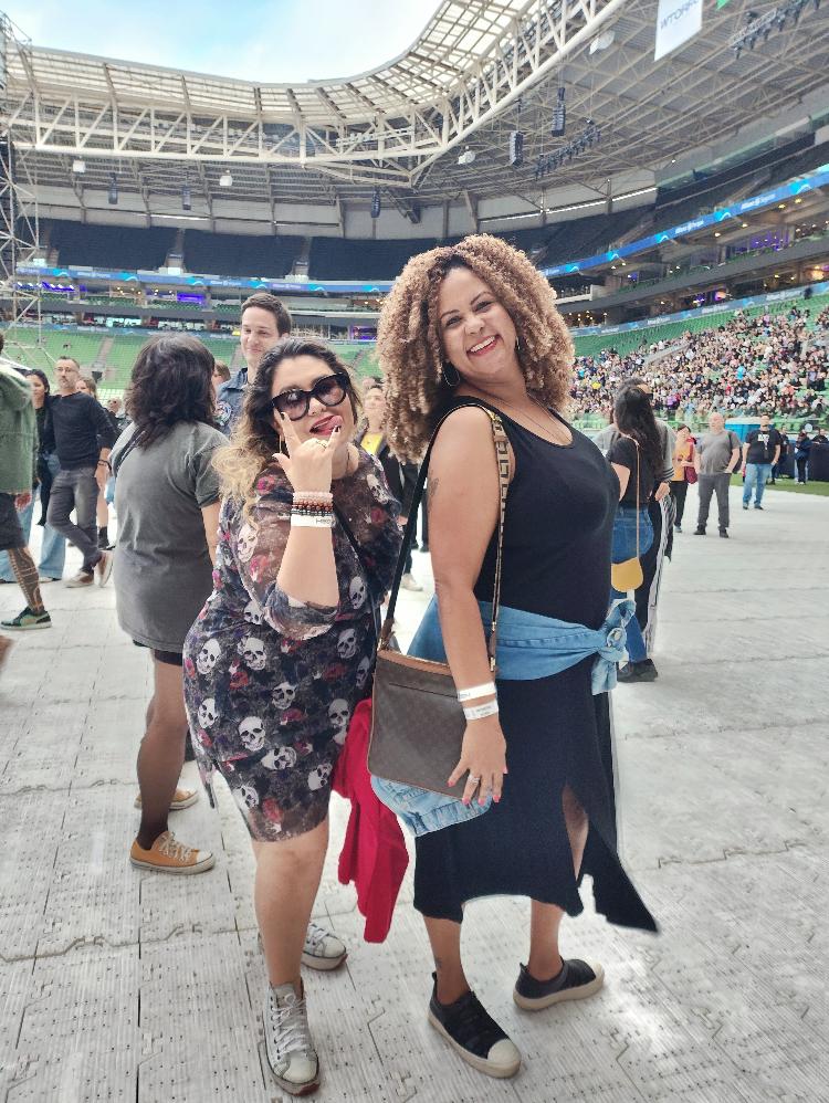 Andressa Alves e Barbara Tarcisio foram juntas curtir o show do Lenny Kravitz