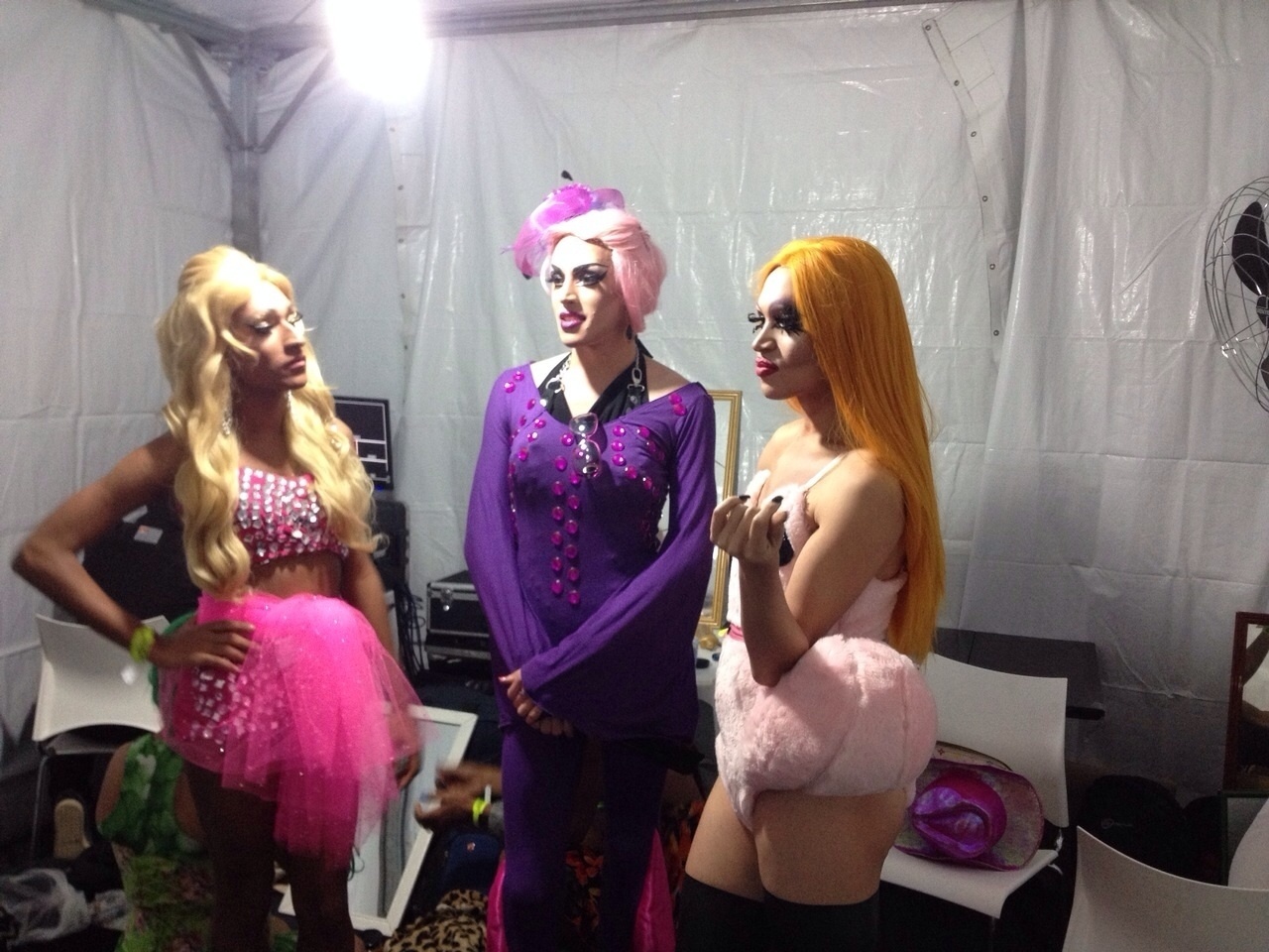 20.jun.2015 - Drag queens aguardam no camarim o início do concurso que vai eleger a rainha da Virada no palco Cabaret no Largo do Arouche, região central da São Paulo - Felipe Abilio/UOL