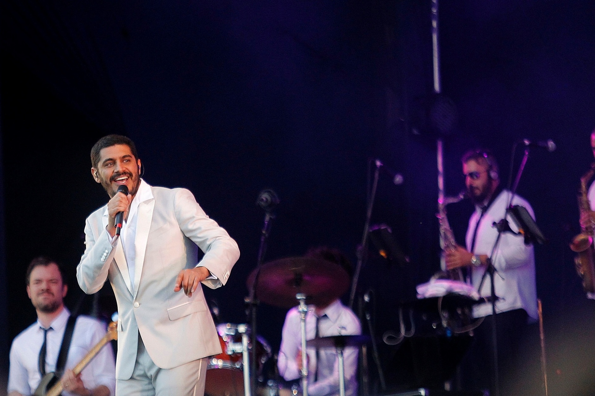 28.jun.2015 - Durante o show, Criolo foi exaltado pelo público paulistano e lembrou da luta dos professores de escolas estaduais: "Estamos juntos" - Reinaldo Canatao/UOL