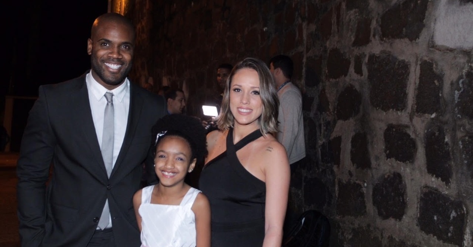 24.jul.2015 - Rafael Zulu vai com a filha e a esposa ao casamento de Cacau Protasio com o fotógrafo Janderson Pires, que acontece na noite desta sexta-feira no Rio de Janeiro