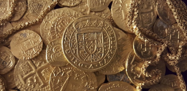 Moedas e corrente de ouro encontradas nos destroços de um navio espanhol que afundou em 1715; tesouro foi encontrado por família da Flórida -  Queens Jewels LLC