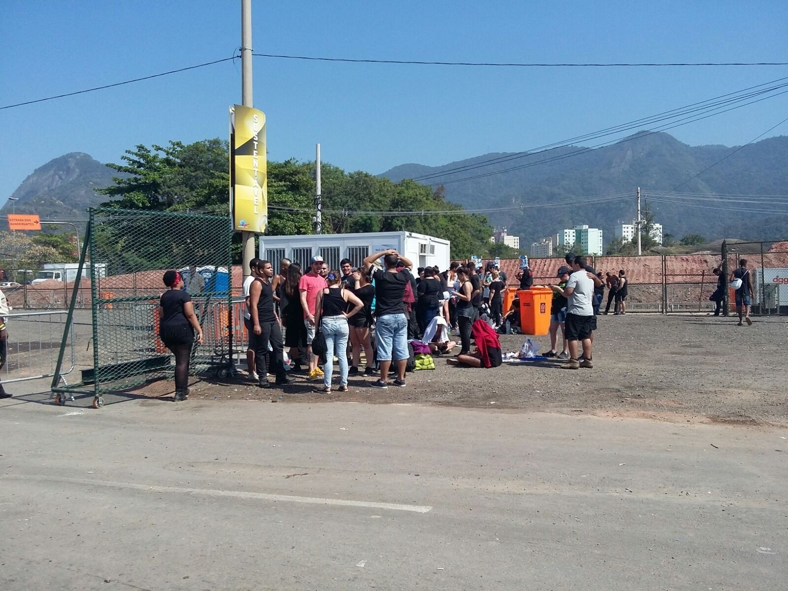 19.set.2015 - Dezenas de fãs se reúnem do lado de fora da Cidade do Rock para o segundo dia do Rock in Rio. Apesar de os portões se abrirem apenas às 14h, o grupo de pessoas já estava no local pela manhã - Marcela Ribeiro/UOL