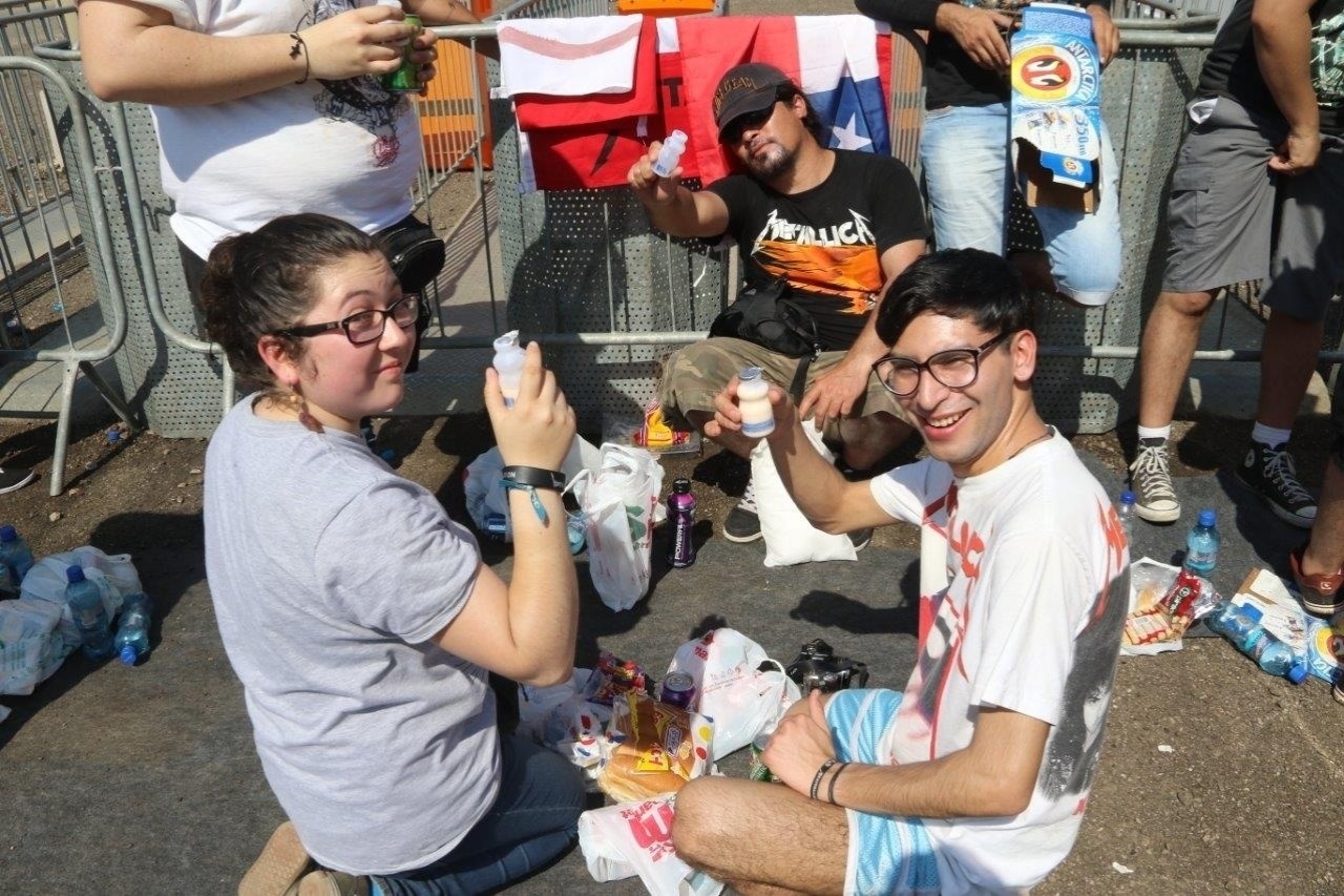 19.set.2015 - Fãs tomam café da manhã na fila do segundo dia do festival Rock in Rio 2015. A entrada com comidas e bebidas é limitada, e controlada por seguranças nos portões da Cidade do Rock - Zulmair Rocha/UOL