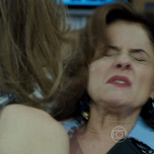 Cena que Larissa cospe em Fanny - Reprodução/Gshow - Reprodução/Gshow