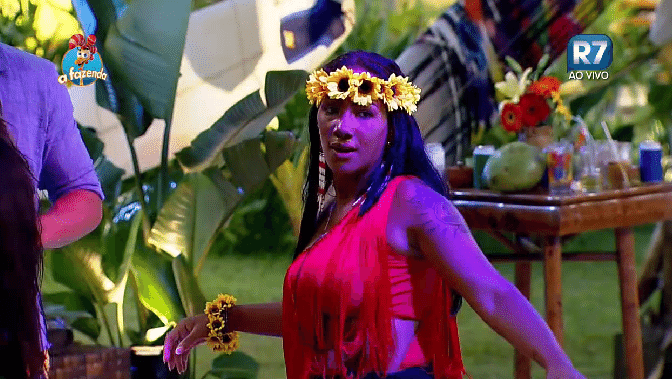 9.out.2015 - Quelynah usou flores na cabeça - Reprodução/Record