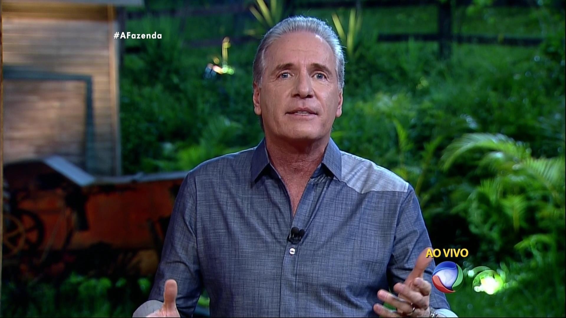 17.nov.2015 - Justus chamou a atenção dos peões sobre estarem causando punição atrás de punição. "Todos vocês concordaram em participar de 'A Fazenda' por livre e espontânea vontade. Ao aceitar, vocês estão de acordo com todas a regras. Eu sou testemunha do rigor em que tudo está sendo avaliado. Vocês estão repetindo as infrações e quebrando regras inúmeras vezes. Com isso, vocês obrigam as regras a ficarem cada vez mais rígidas" - Reprodução/Record