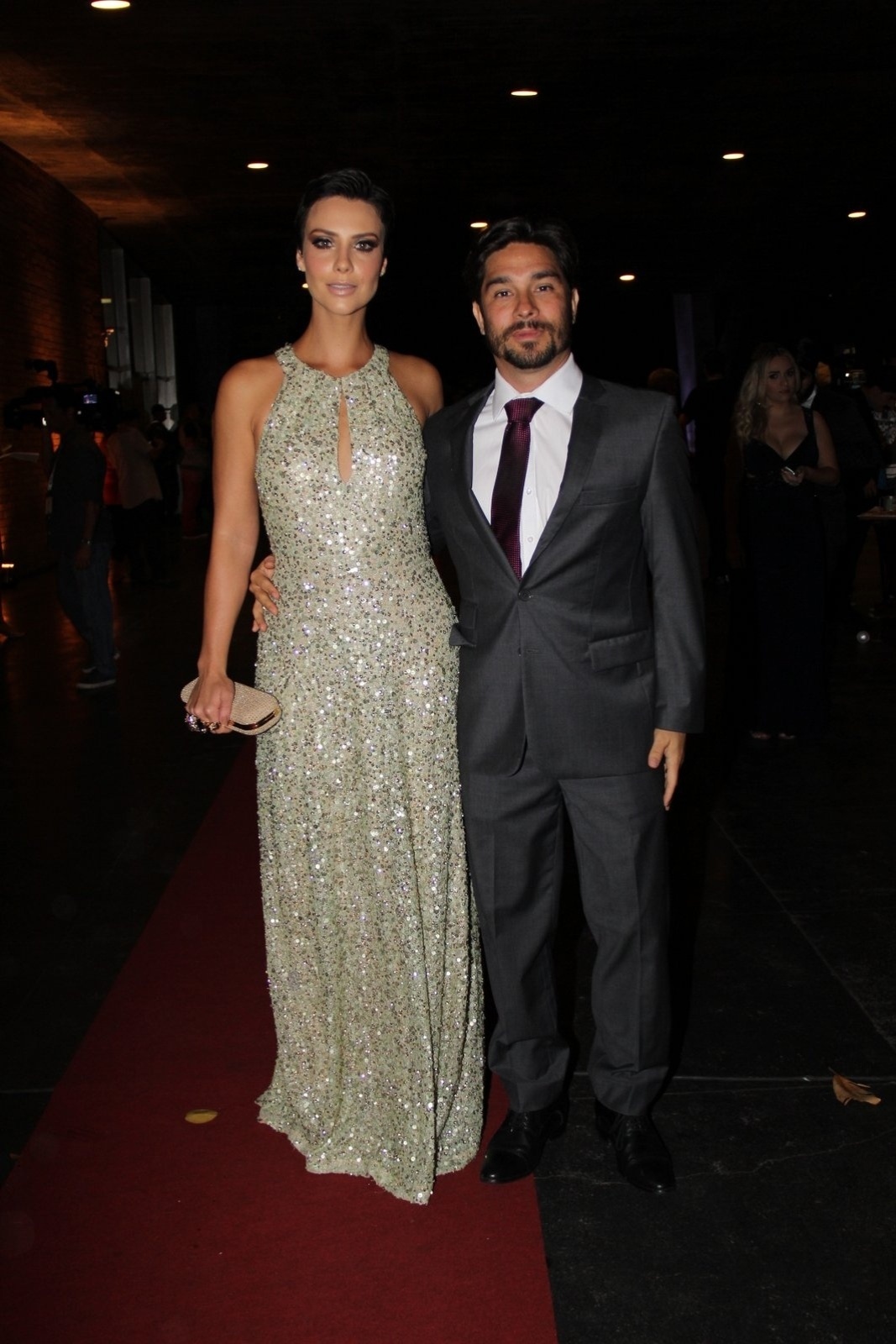 12.dez.2015 - Acompanhada do marido Roberto Costa, Camila Rodrigues chega para o casamento de Antonia Fontenelle e Jonathan Costa no Museu de Arte Moderna, no Rio de Janeiro - Rogerio Fidalgo e Anderson Borde/AgNews