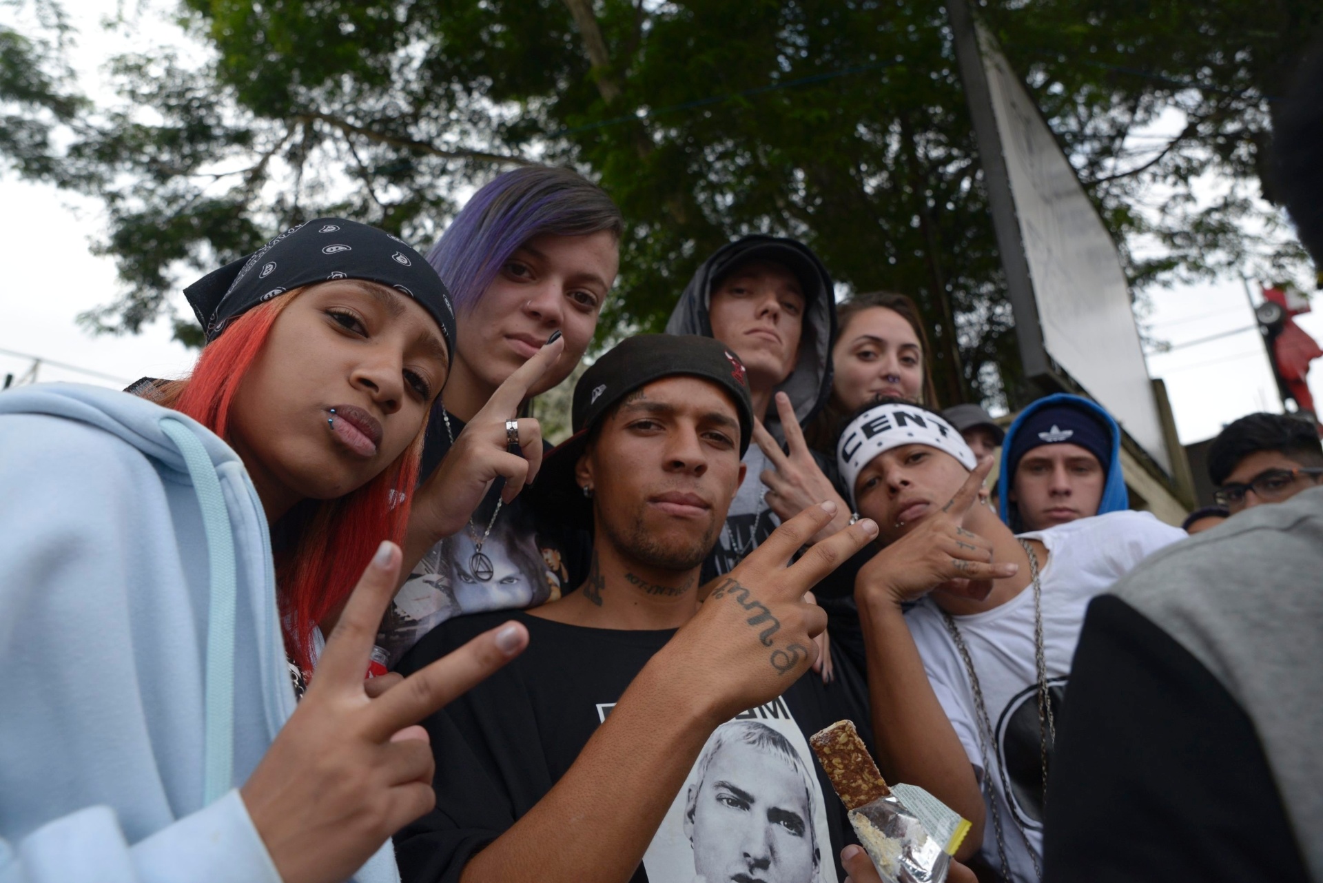 12.mar.2016 - Os amigos Rebeca Silva (no alto, com o cabelo roxo), Bruno Melo (de boné preto), o rapper Rogério Insano (de capuz) e Giovanna Souza (à dir., no fundo), aguardam na fila para o primeiro dia do Lollapalooza Brasil 2016 - Rafael Roncato/UOL